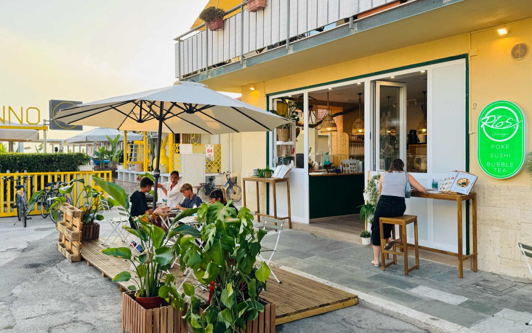 Spazio esterno RIOS con tavoli e piante